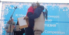 Сергей Логинов поздравляет Карлеса Иле Михаил Малышев