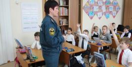Хабаровским второклашкам о пожарной безопасности рассказали спасатели. ГУ МЧС России по Хабаровскому краю.