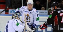 Хабаровский &quotАмур&quot уступил в первом матче плей-офф в Омске http://img.championat.com/i/article/94/76/1330449476_b_avangard-protiv-amura.jpg