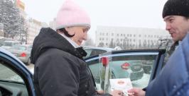 Каждой автомобилистке досталось по цветку Михаил Малышев, РИА AmurMedia