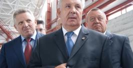 Губернатор Вячеслав Шпорт и полпред Виктор Ишаев в ледовом дворце по хоккею с мячом. Александр Семенов, РИА AmurMedia