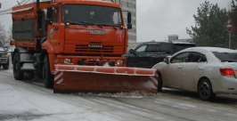 Дорожные службы в экстренном порядке очищают дороги Хабаровска от мокрого снега Александр Семенов, РИА AmurMedia