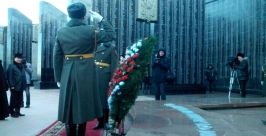 Торжественное возложение памятного венка Роман Федоров