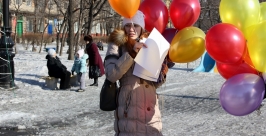 На площади Блюхера участники пикета раздавали шары и листовки Анна Незнанова
