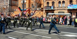 Военные оповестили участников праздничного мероприятия о начале шествия Анна Незнанова