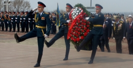 Церемония возложения венка к вечному огню мемориала на площади Славы Анна Незнанова