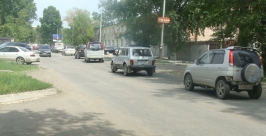 Автомобили скапливаются на переулке Трубном в Хабаровске Лиля Федосеева, ИА AmurMedia