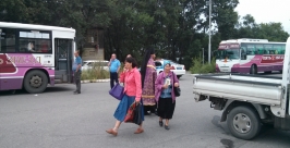 Люди спешат занять оставшиеся места в автобусах Евгений Попов