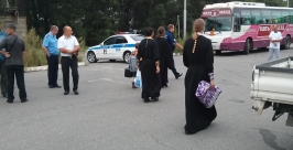 Священнослужители занимают свои места в автобусе Евгений Попов