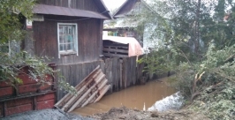 Вода затопила дворы и подошла вплотную к домам на улице Архаринской Евгений Попов