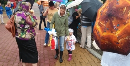 Люди пробуют освященные яблоки Евгений Попов