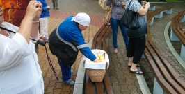 Народ активно угощался яблоками Евгений Попов