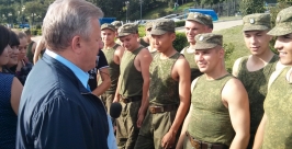 Вячеслав Шпорт раздает воинские звания на фоне небывалого разгула стихии в Хабаровске ИА AmurMedia