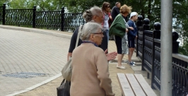 Полицейские пытаются остановить желающих попасть на центральную набережную Хабаровска Роман Федоров