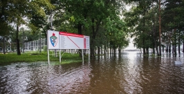 Затопленный стадион имени Ленина в Хабаровске превратили в площадку для виндсерфинга Пресс-служба ФК &quotСКА-Энергия&quot