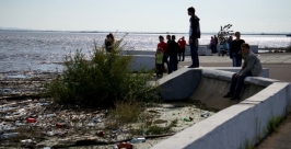 Дети и подростки рискуют оказаться в болотной воде Амура, никаких запретов не действует Роман Федоров