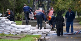 Тысячи мешков с песком вывозят с центральной набережной Хабаровска Роман Федоров