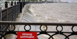 Тысячи мешков с песком вывозят с центральной набережной Хабаровска Роман Федоров