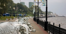 Тысячи мешков с песком вывозят с центральной набережной Хабаровска Роман Федоров