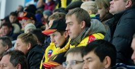 Зрители внимательно следят за игрой Евгений Попов