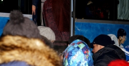 Ковальчук заходит в автобус Роман Федоров