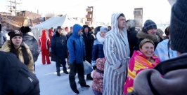 Очередь к проруби начинается от палатки Роман Федоров