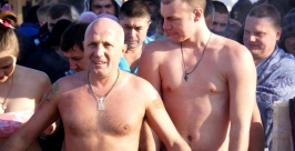 Тысячи хабаровчан смыли грехи, окунувшись в ледяную воду Роман Федоров