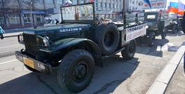Полуторки и &quotЗахары&quot с лозунгами  и флагами проехались по улицам Хабаровска Корр. ИА AmurMedia, Юлия Рудакова