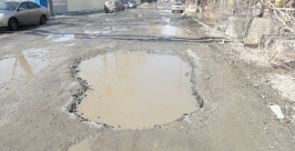 В таком состоянии весь тротуар и проезжая часть Корр. ИА AmurMedia, Виталий Танцырев