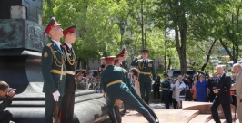 Возложение цветов к памятнику первопроходцу Якову Дьяченко прошло в Хабаровске Анастасия Афанасенко