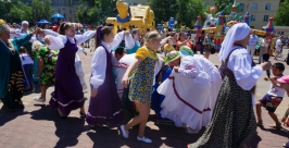 Фестиваль музыки и песни &quotКарагод&quot прошел в Хабаровске в День России Евгений Попов