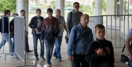 Десятки горожан с самого утра прибыли к кассам СЗК &quotПлатинум Арена&quot для того, чтобы увидет Роман Федоров