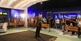 Хабаровчане не удержались и отправились на предпремьерный показ боевика &quotНеудержимые-3&quot Роман Федоров, корр. ИА AmurMedia