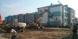 На одном из зданий отделка фасадов еще не начиналась Евгений Попов
