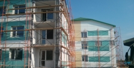 Новые дома &quotувешаны&quot строительными лесами Евгений Попов