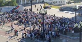 Сотни людей на собороной площади Федосеева Лилия, AmurMedia