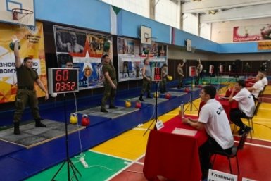 В Комсомольске-на-Амуре определили сильнейших в ходе чемпионата ВВО по военному-прикладному спорту в дисциплине &quotРывок гири&quot Предоставлено пресс-службой Восточного военного округа