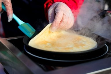 Россияне назвали любимую начинку для блинов на Масленицу