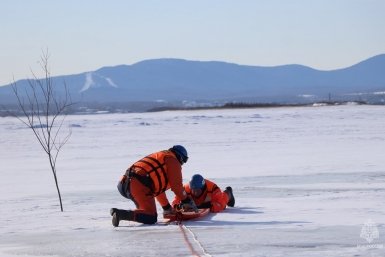 Спасатели Хабаровского края каждый день учатся спасать провалившихся под лёд Предоставлено пресс-службой ГУ МЧС России по Хабаровскому краю