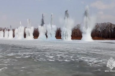 На реке Тумнин Ванинского района специалисты ослабляют ледовое поле Предоставлено пресс-службой ГУ МЧС России по Хабаровскому краю