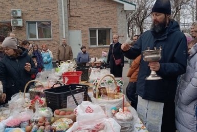 Куличи, пасхи и крашенки освящают в храмах Хабаровска