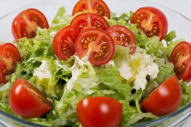 Красная шапочка для курицы: как сделать обычный салат центром стола