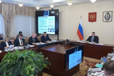 На заседании президиума краевого правительства Вячеслав Реутов