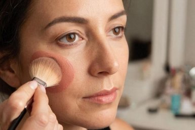 Румяна наношу только так: Больше никаких "алых яблочек" на щеках - хитрость