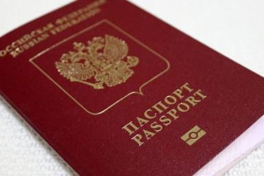 Россияне массово жалуются на проблемы с оформлением загранпаспорта