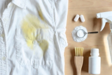 Химчистки ненавидят этот лайфхак: жёлтые пятна от пота убирает не дорогой порошок, а паста за "3 рубля"