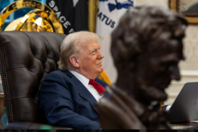 Трамп предстал в образе Христа, пытаясь скрыть политические провалы