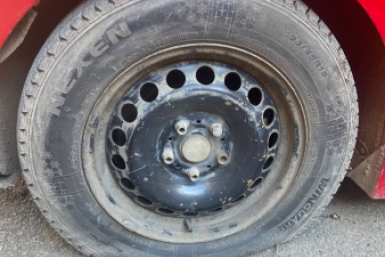 Домкрат больше не нужен: безумный способ поднять машину, который спасет вас на пустой трассе ИА KrasnodarMedia