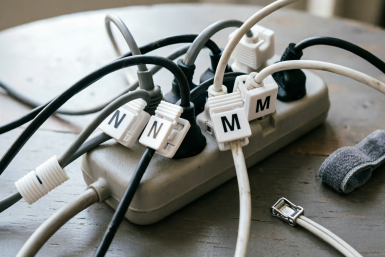 Зажимы для хлеба цепляю на провода — и вот зачем: муж оценил смекалку и теперь повторяет