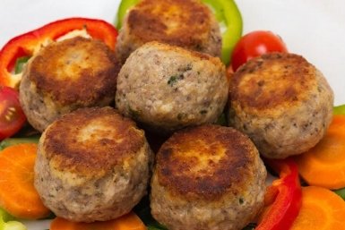 Катаю "ежики" и кладу на овощи - получаю сытный ужин в 1 посуде: И без заморочек